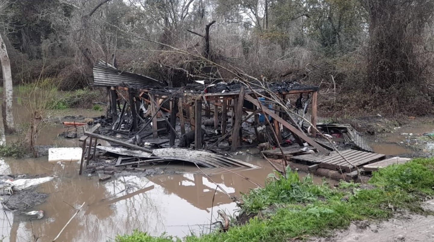 La maniobra extrema que usaron dos policías para rescatar a cuatro niños que quedaron atrapados en un incendio