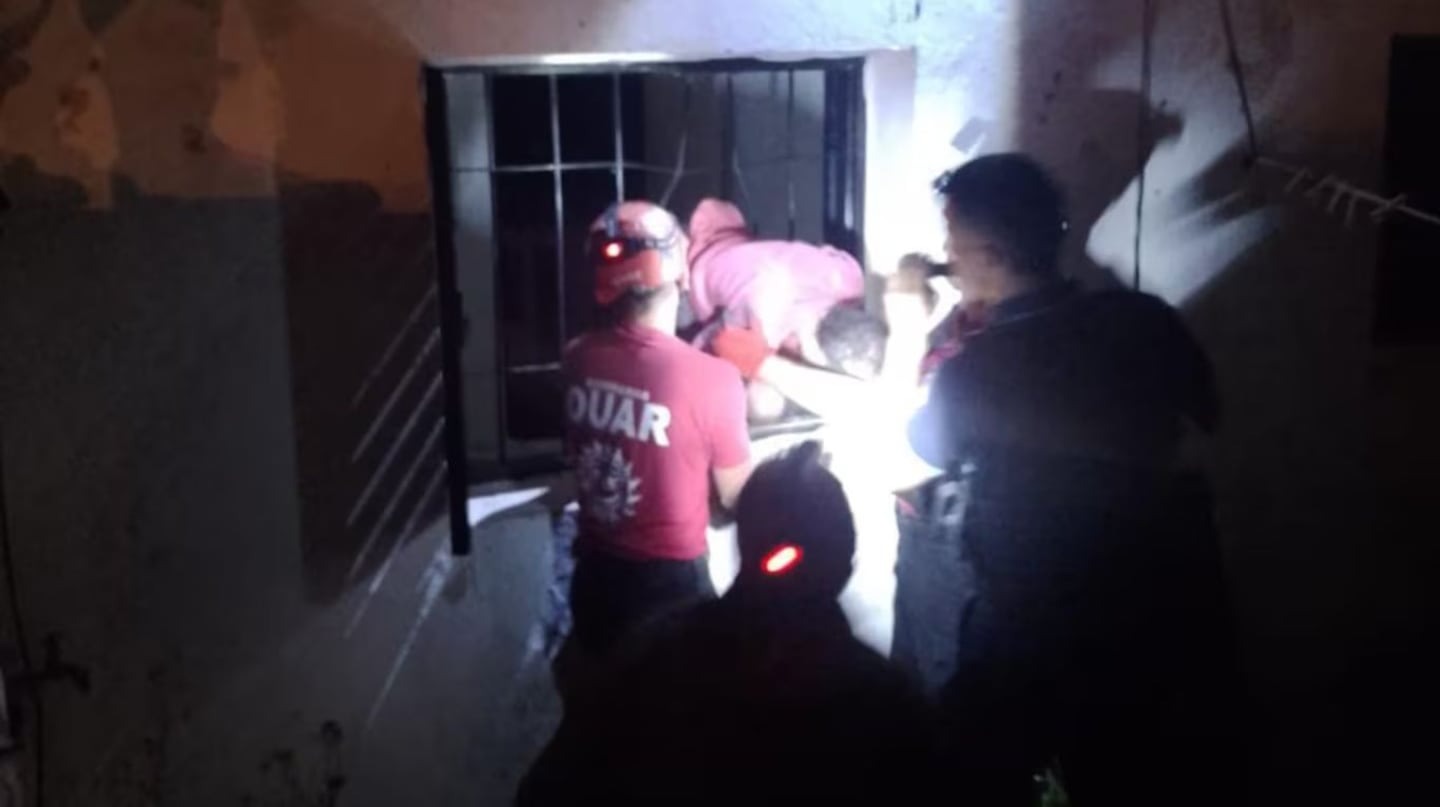 Quiso entrar a robar una casa y quedó atrapado en la reja: la insólita excusa que dio para no quedar detenido (VIDEO)