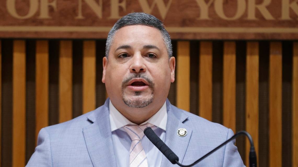 El primer jefe de la Policía de Nueva York latino renunció tras una investigación federal