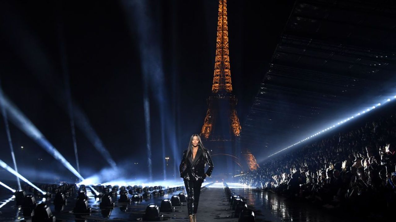 París celebra medio siglo de su semana de la moda con más de 100 desfiles y presentaciones