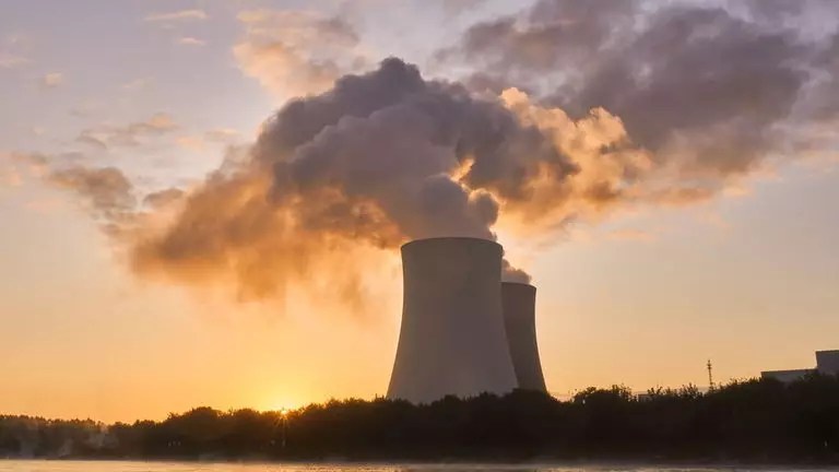 Planta nuclear accidentada en EEUU reabrirá para abastecer de energía a división de IA en Microsoft