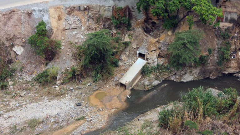 Crecida de río en Guarenas por fuertes lluvias se llevó 14 puestos de estacionamiento de un edificio (VIDEO)