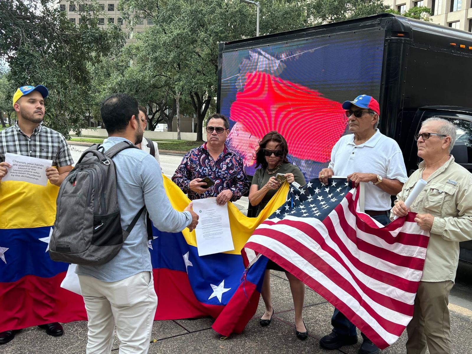 Venezolanos en Houston protestaron contra Chevron para exigir que detenga la producción de petróleo (VIDEOS)