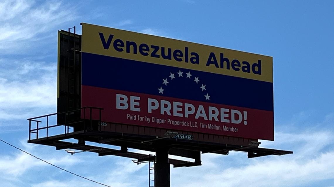 Polémica en Colorado: Valla publicitaria le da la bienvenida a los conductores con la frase “Venezuela adelante” (VIDEO)