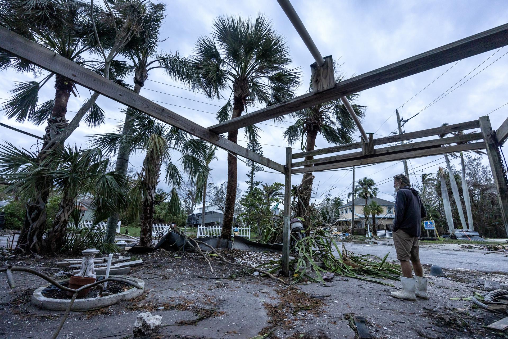 Aumentan a 10 los muertos por los tornados y el huracán Milton en Florida