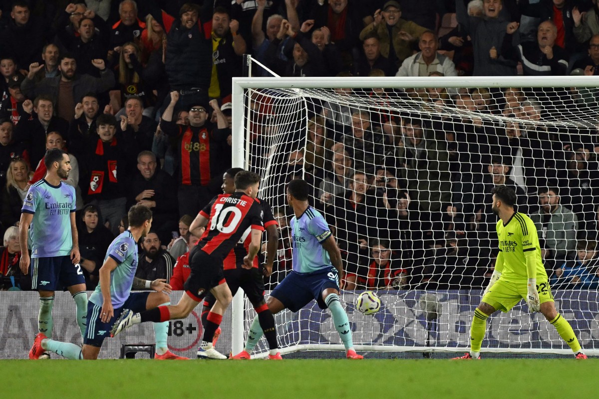 Arsenal se alejó de la punta tras sucumbir con un jugador menos