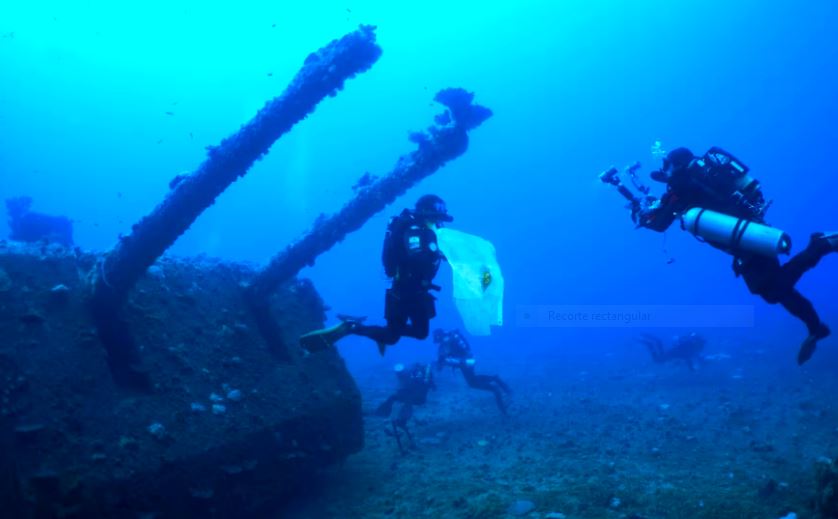 Buzo argentino logró explorar barcos que naufragaron durante la Segunda Guerra Mundial