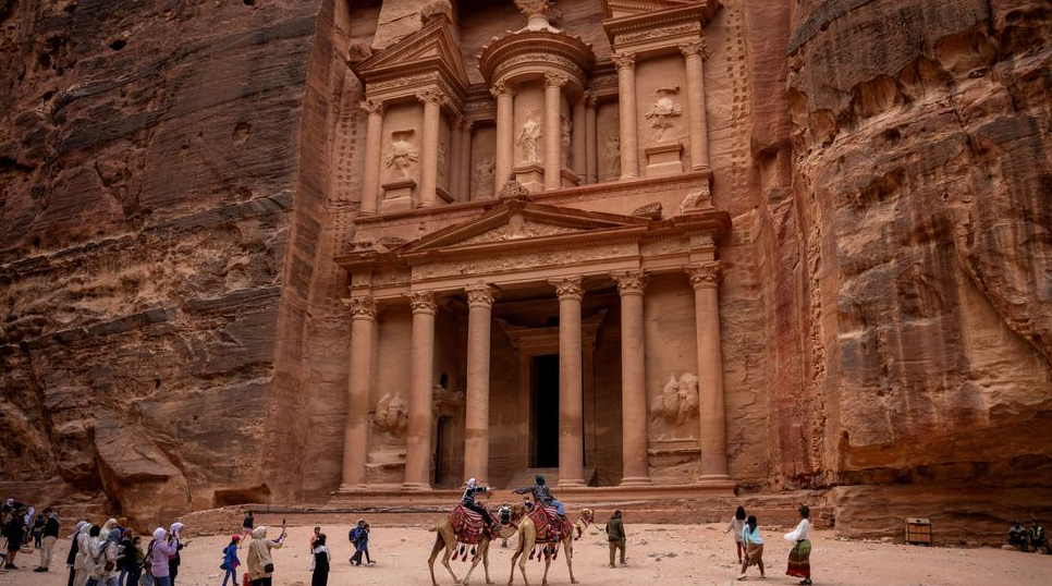 Arqueólogos hallaron enigmática tumba de dos mil años en el enclave de Petra