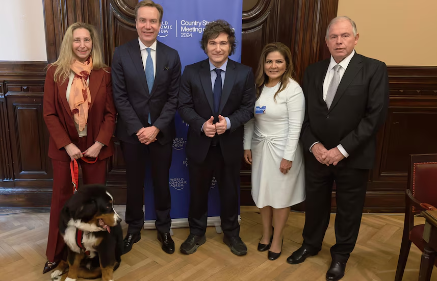 Javier Maile allowed himself to be ridiculed with his dog Thor at the World Economic Forum (video)