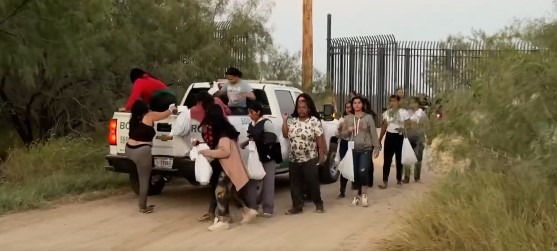 VIDEO: Más de 100 inmigrantes, incluidos venezolanos, cruzaron ilegalmente hacia Texas