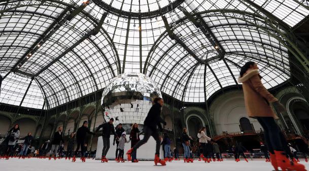 París costruyó la pista de hielo cubierta más grande del mundo para festejar la Navidad