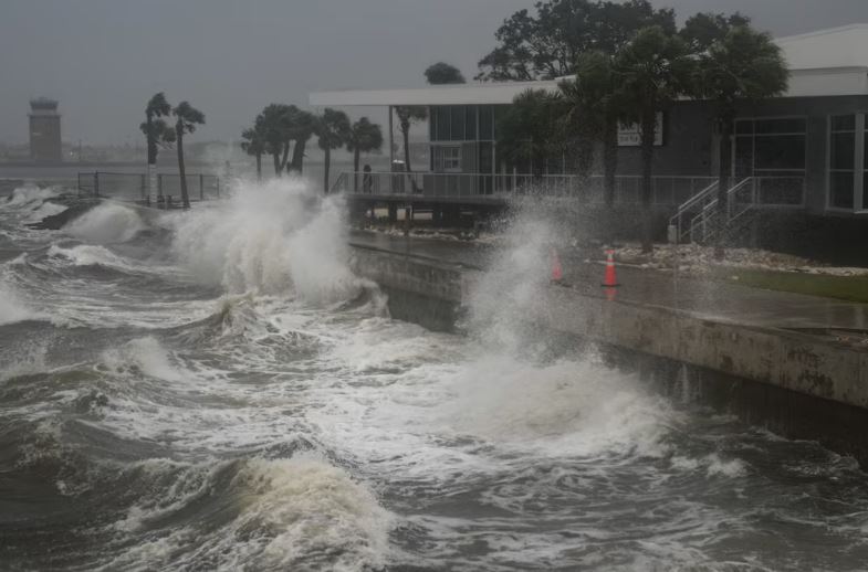 Así se siente el impacto de Milton: vientos huracanados y marejadas avanzan sobre Florida (Videos)