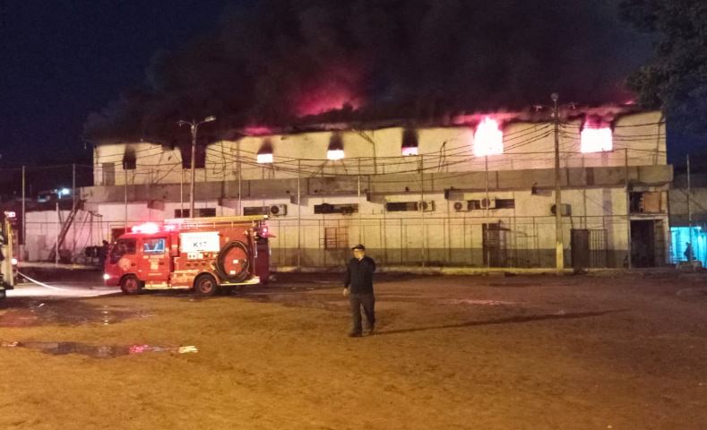 Bomberos luchan por sofocar un incendio en cárcel paraguaya fronteriza con Brasil