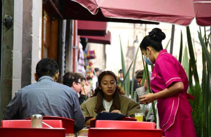 La extraña fobia de una mujer que afecta su desempeño como mesera en un restaurante