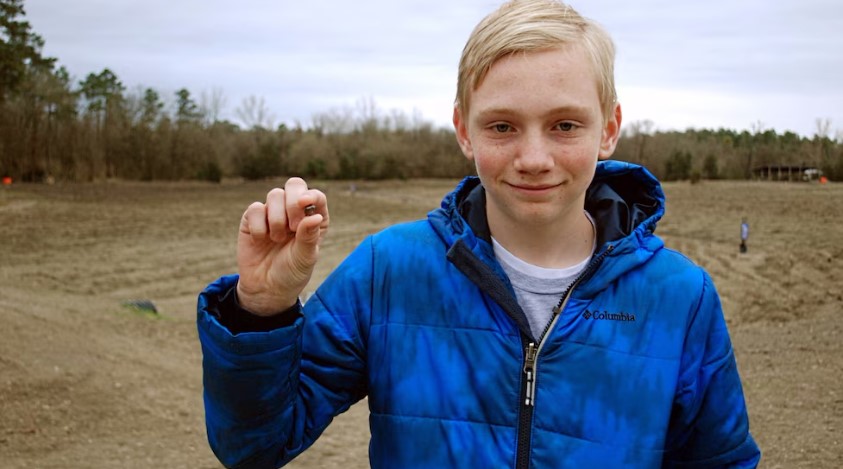 El increíble hallazgo de un niño de 14 años que hizo una fortuna por caminar mirando al suelo