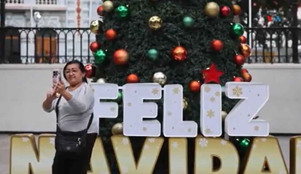 ¿Llegó la Navidad? Venezolanos opinan sobre decreto de Maduro de adelantar la festividad (VIDEO)