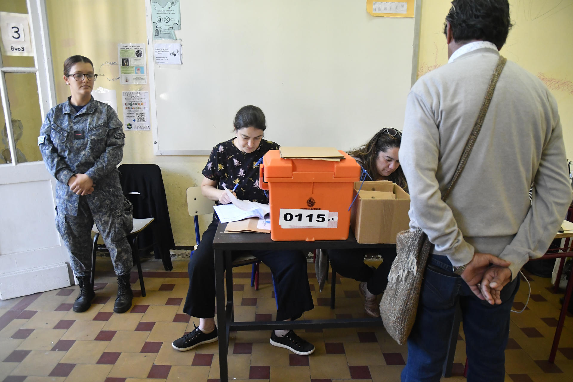 Cierran los centros de votación en Uruguay