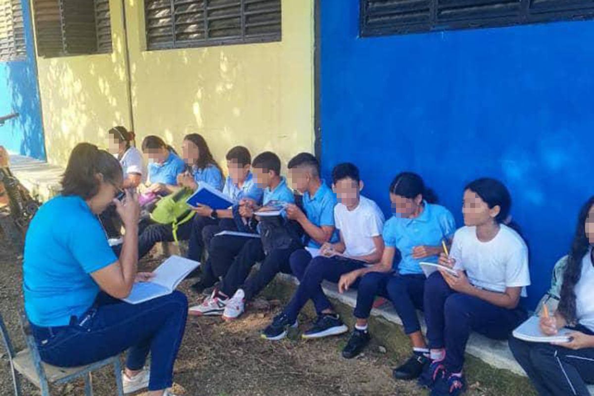 Las insólitas razones por las que usan “salones al aire libre” en una escuela rural de Las Yaguas en Lara