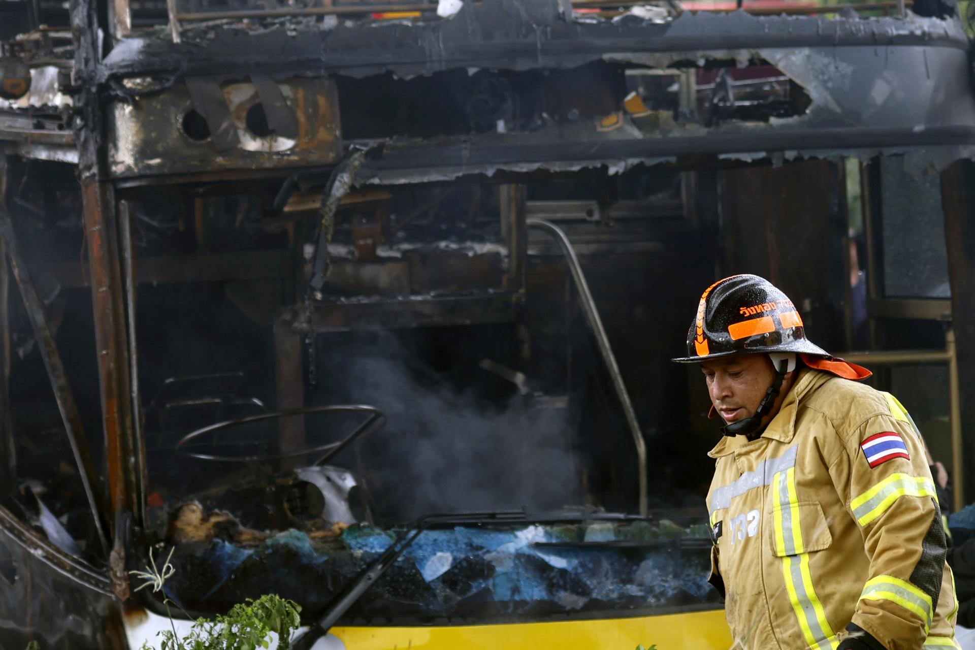 El papa Francisco expresó su profunda tristeza por el incendio de un bus escolar en Tailandia