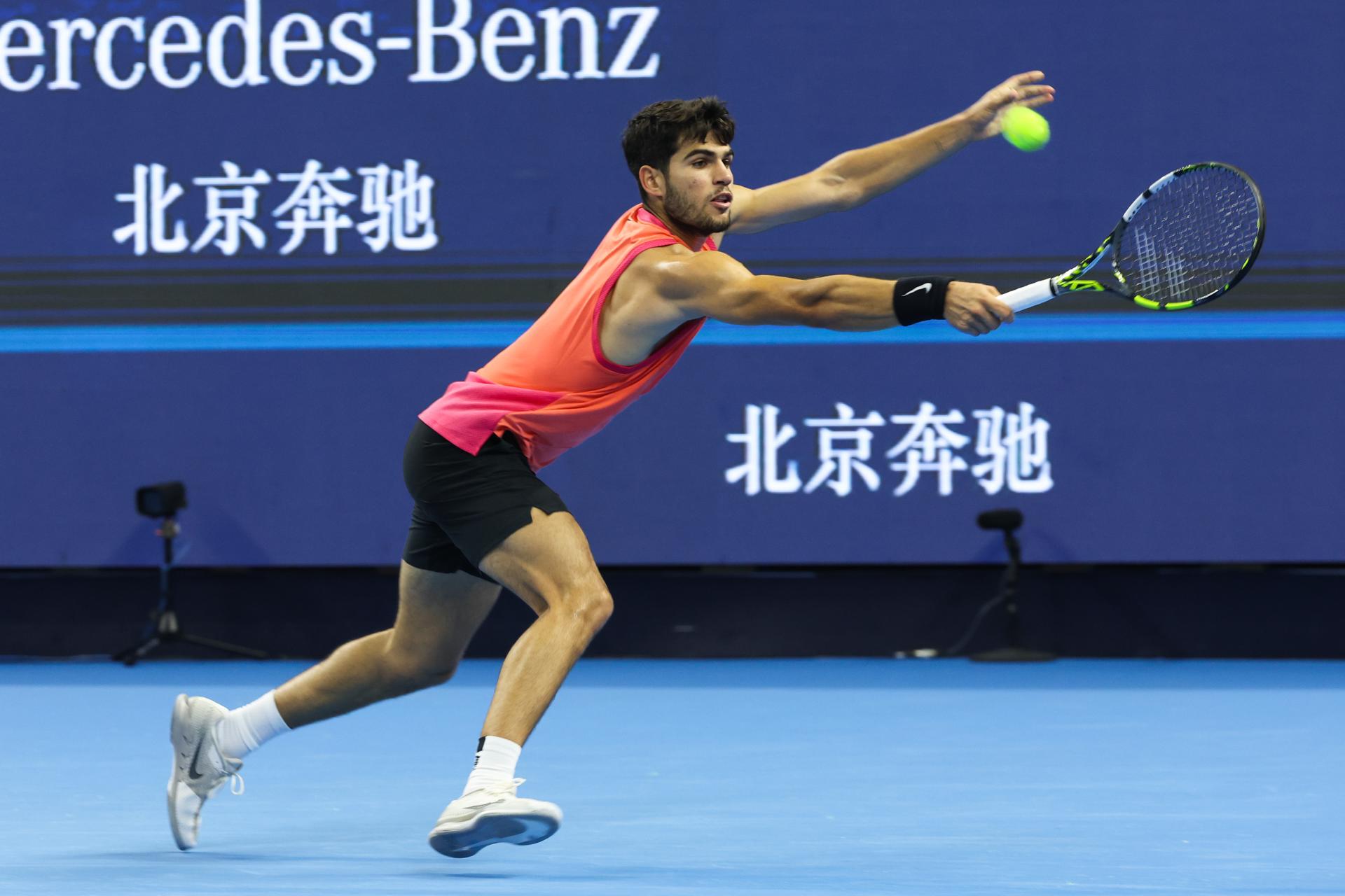 Alcaraz venció a Medvedev y espera rival en la final del torneo de Pekín