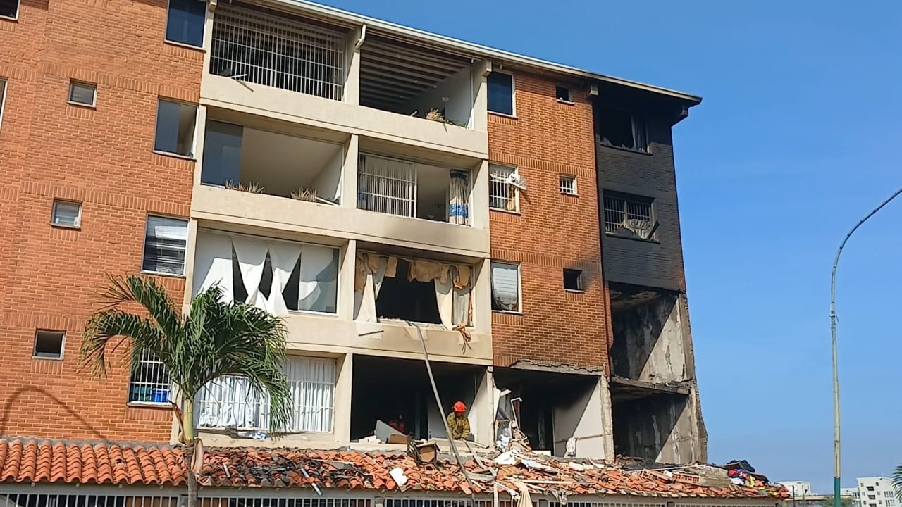 Controlado el incendio tras explosión en el conjunto residencial La Estancia en Barcelona