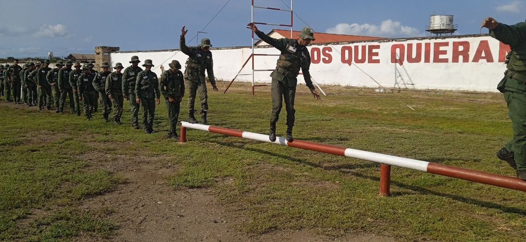 Intentaron mostrar las habilidades del “aguerrido” soldado venezolano, pero hicieron el ridículo (VIDEOS)