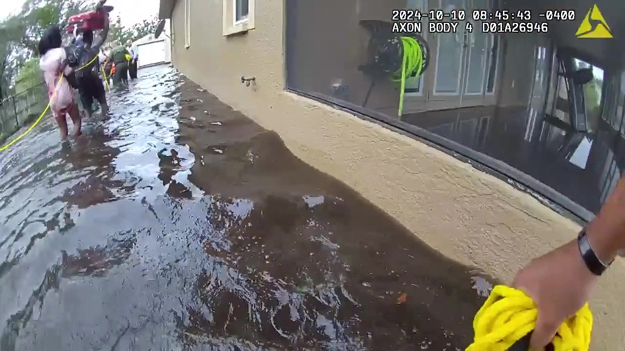 VIDEO: El increíble rescate de una familia de ocho personas en una casa inundada de Florida