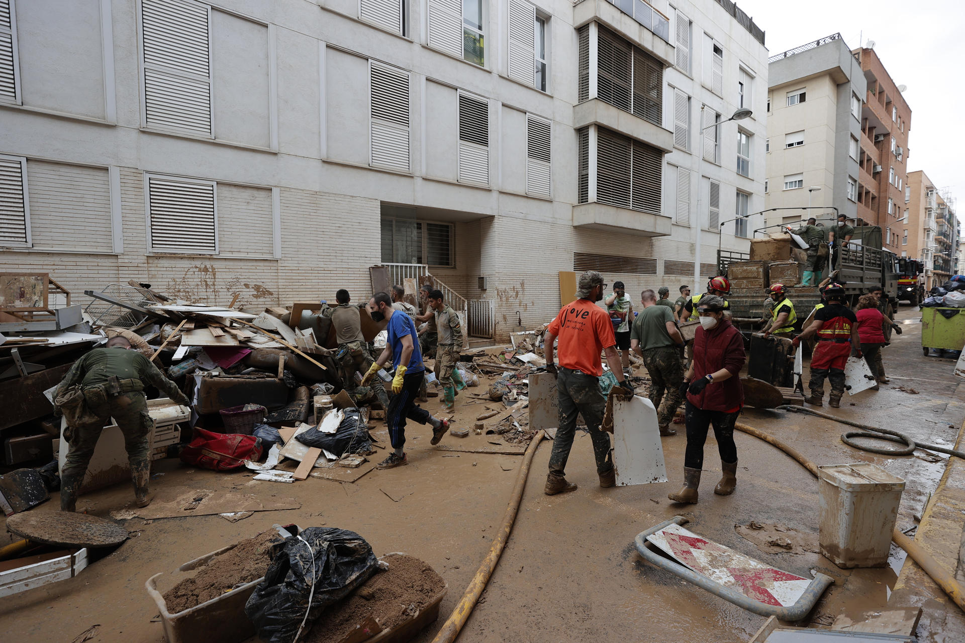 Venezolanos en España se unieron en solidaridad a los afectados por inundaciones en Valencia (VIDEO)