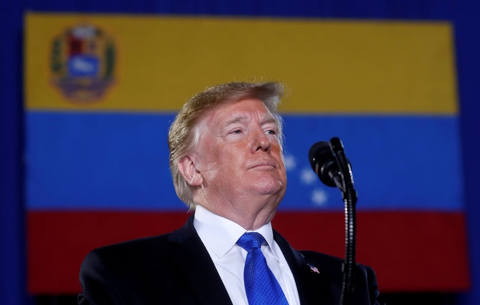 El País: El voto venezolano, entre el amor ciego por Trump y el repudio a sus bulos racistas