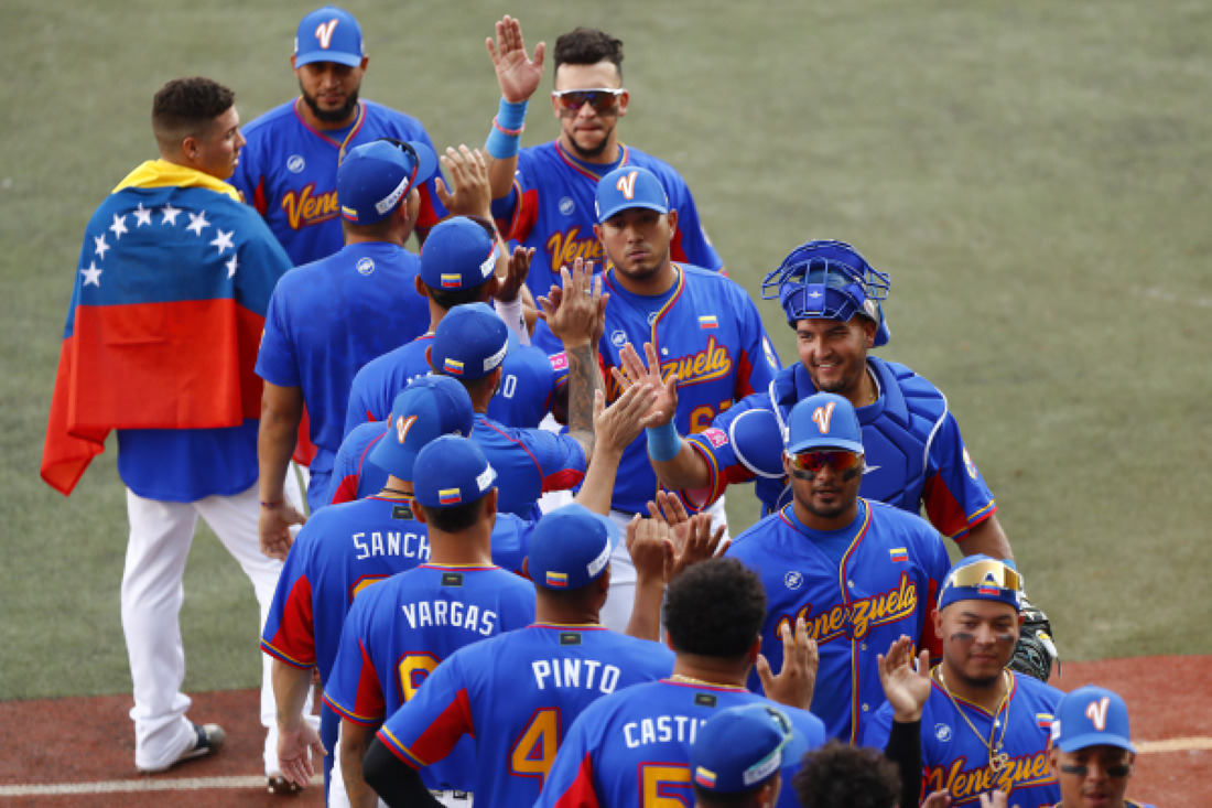 Venezuela vence a Puerto Rico y queda solo como líder de su grupo en el Premier 12