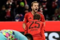 Bayern Múnich reforzó su liderato tras vencer al Ausgburgo con hat-trick de Harry Kane