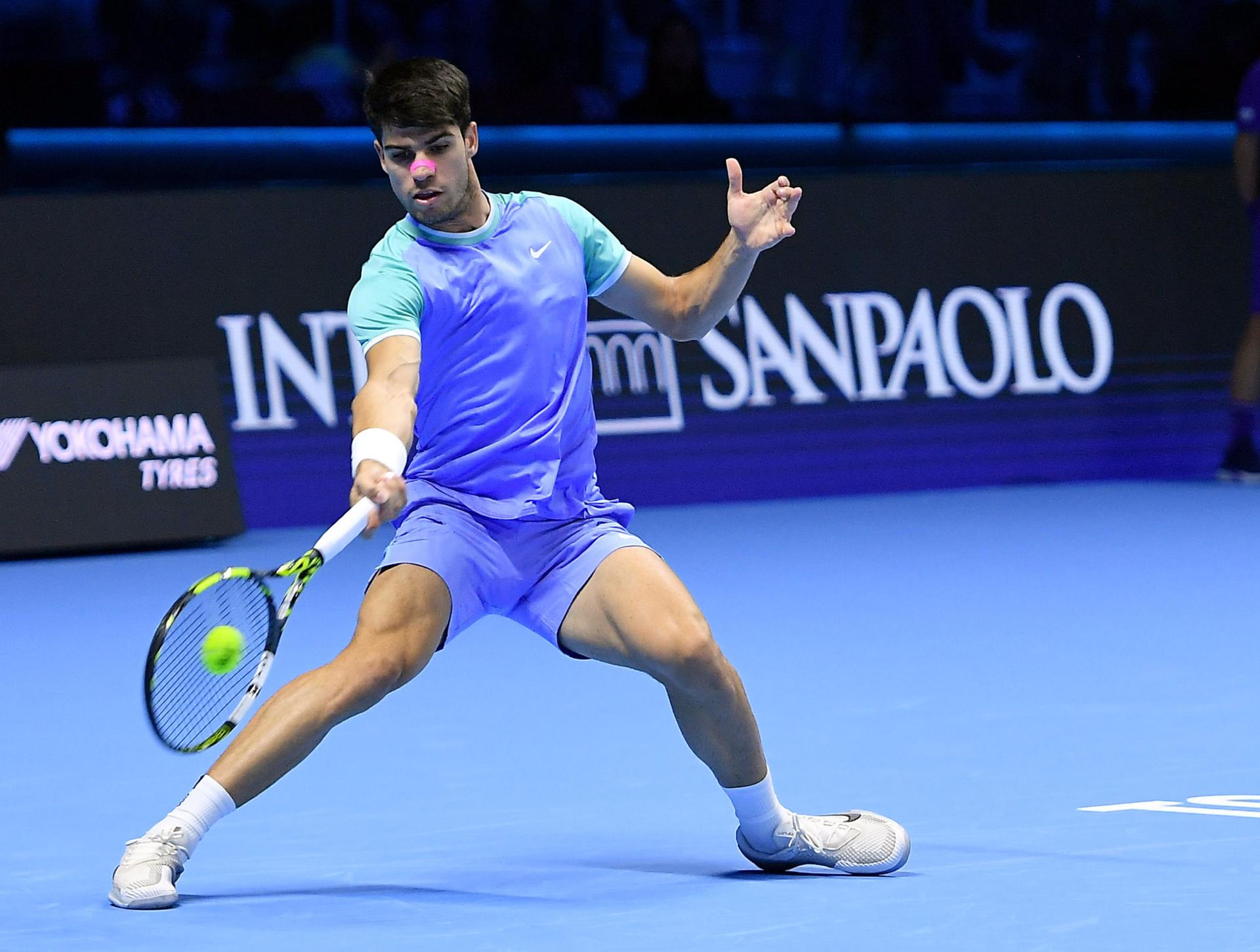 Alcaraz se recuperó con victoria ante Rublev y peleará por estar en semifinales de Turín