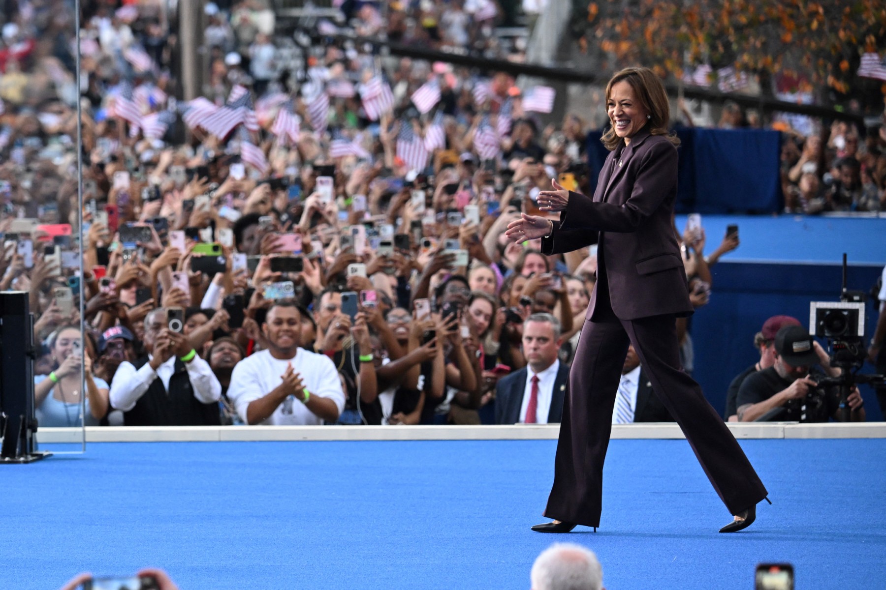 VIRAL: ardilla paseó por set del discurso de Kamala Harris y todos lo tildaron de “karma instantáneo”