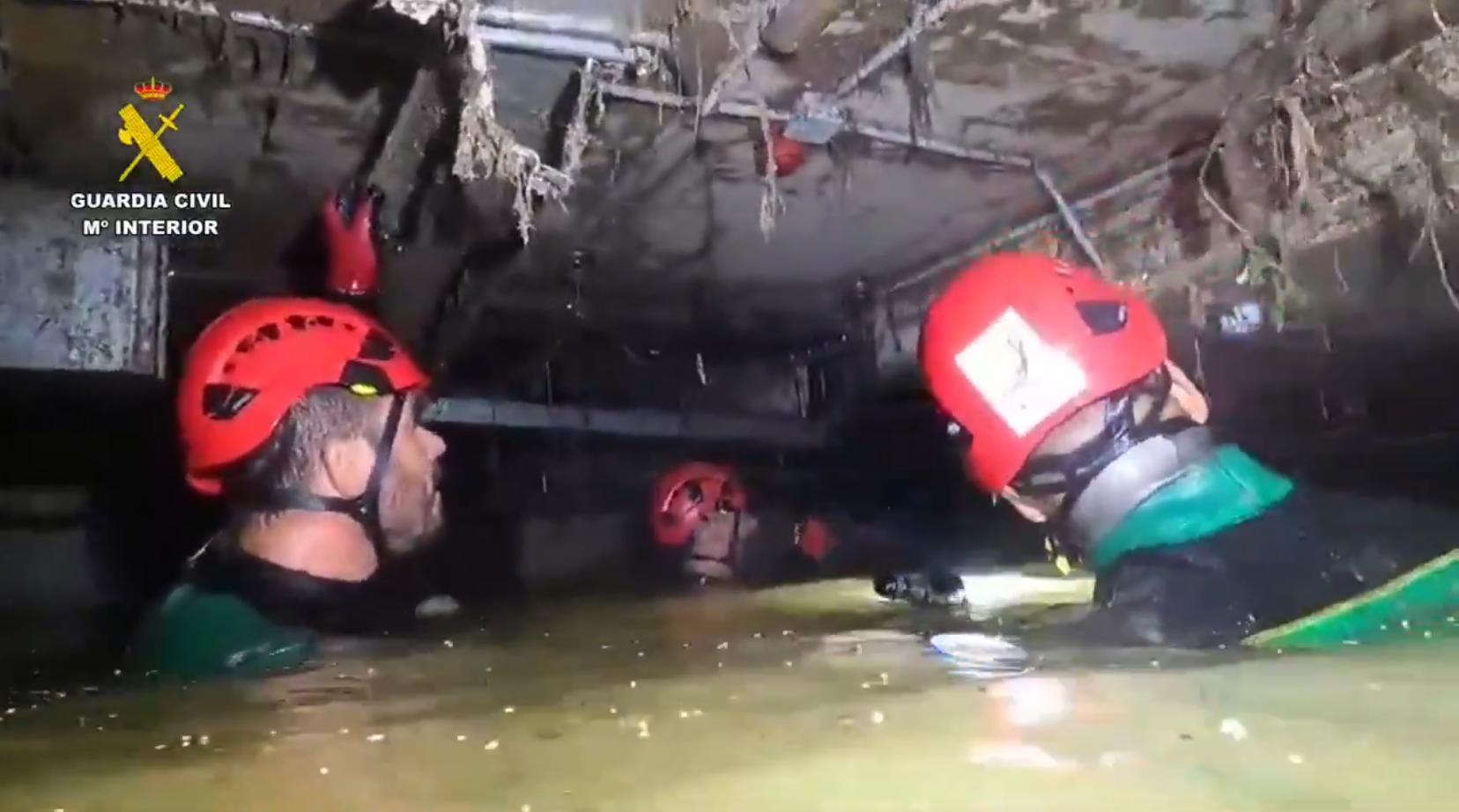 VIDEO: rescatistas se sumergen entre fango y aguas putrefactas para recuperar cadáveres en Valencia