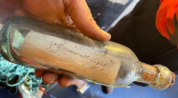 Un mensaje del pasado: encuentran una carta de 132 años en una botella en un faro de Escocia