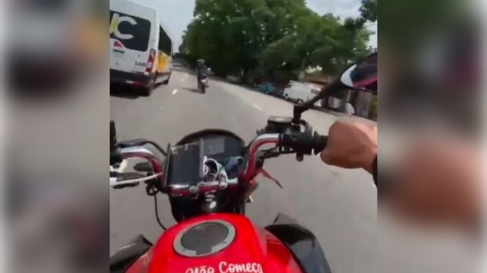 Murió tras estrellar su moto contra un árbol a toda velocidad: su compañero grabó todo