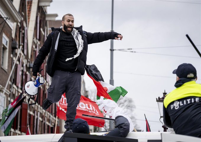 Las IMÁGENES de los ataques de propalestinos contra hinchas israelíes en Ámsterdam