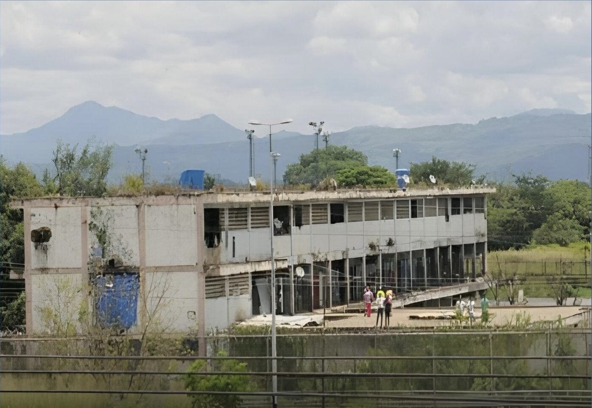 Llegada de autobuses a cárcel Yare III desata alarmas entre familiares por traslado de presos políticos