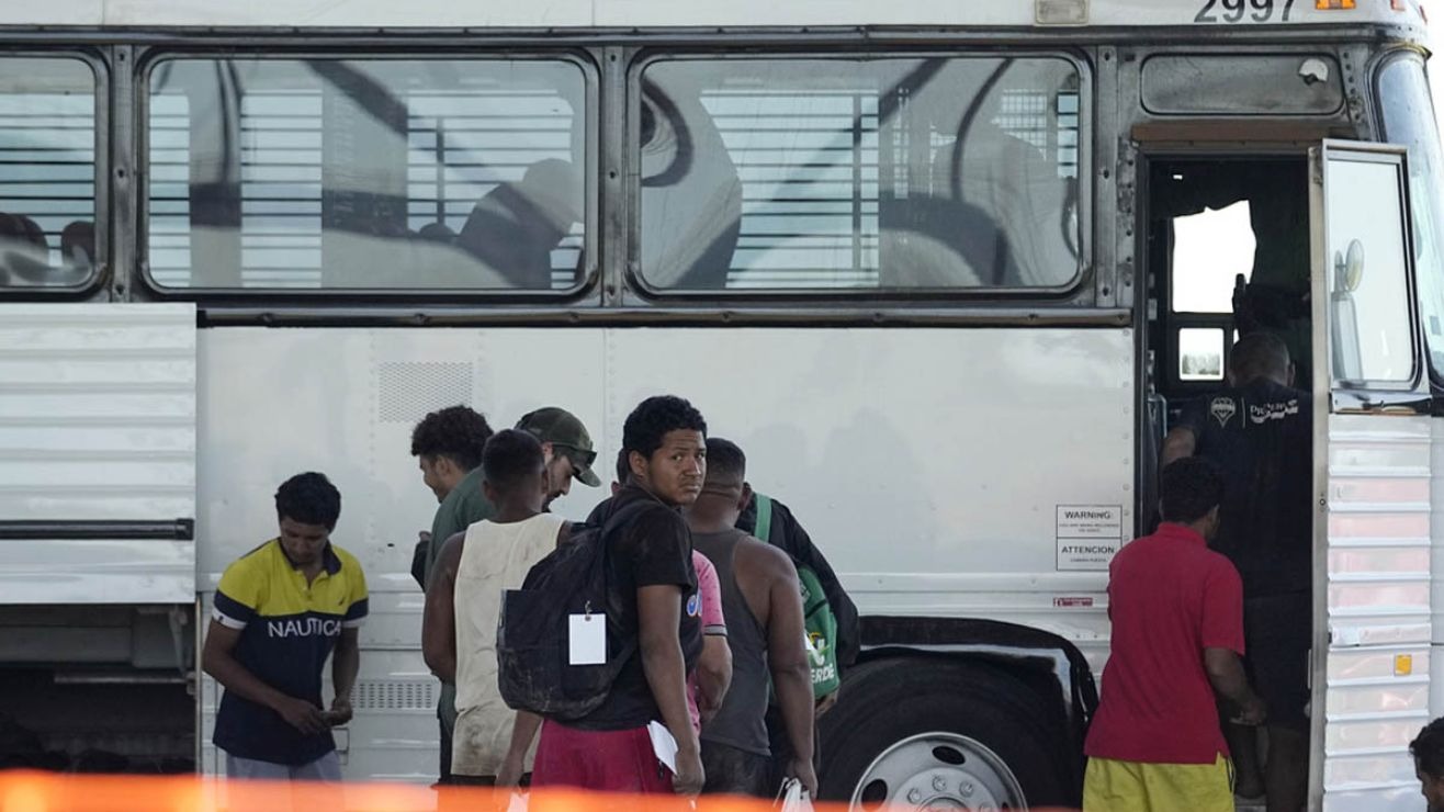 Nueva York no podrá impedir el envío de autobuses repletos de inmigrantes procedentes de Texas