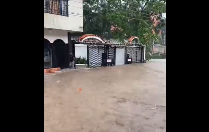 Calles de La Victoria en Aragua quedaron anegadas tras fuertes lluvias de este #12Nov (Video)