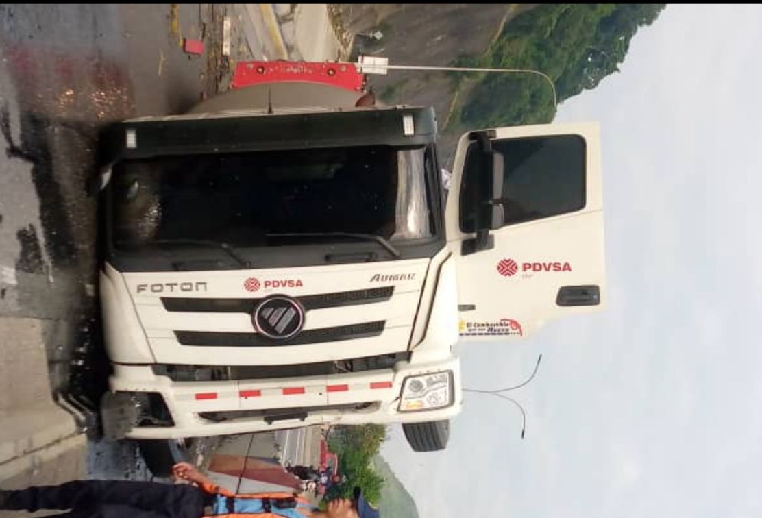 Volcamiento de gandola de Pdvsa congestionó la autopista Gran Mariscal de Ayacucho