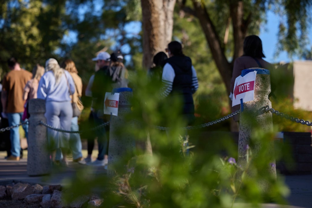 Colegios electorales en Arizona se refuerzan: guardias, drones y perímetros cercados