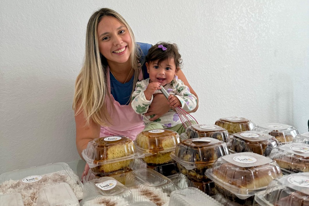 Venezolana se ganó la admiración de todos al vender tortas con su bebé en brazos en Miami