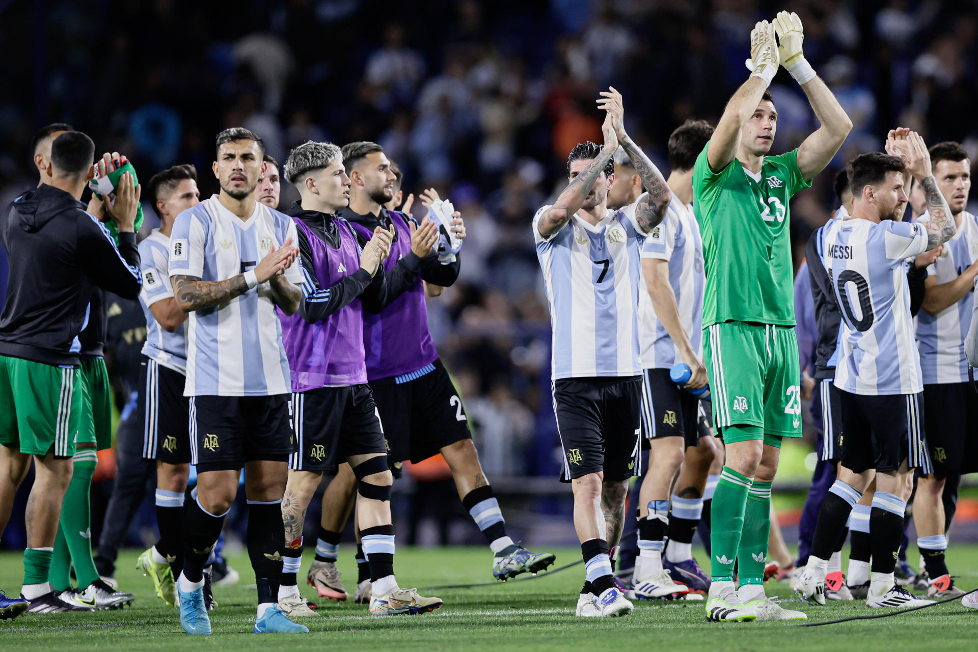 Argentina cerró el año líder tras vencer a Perú por mínima diferencia