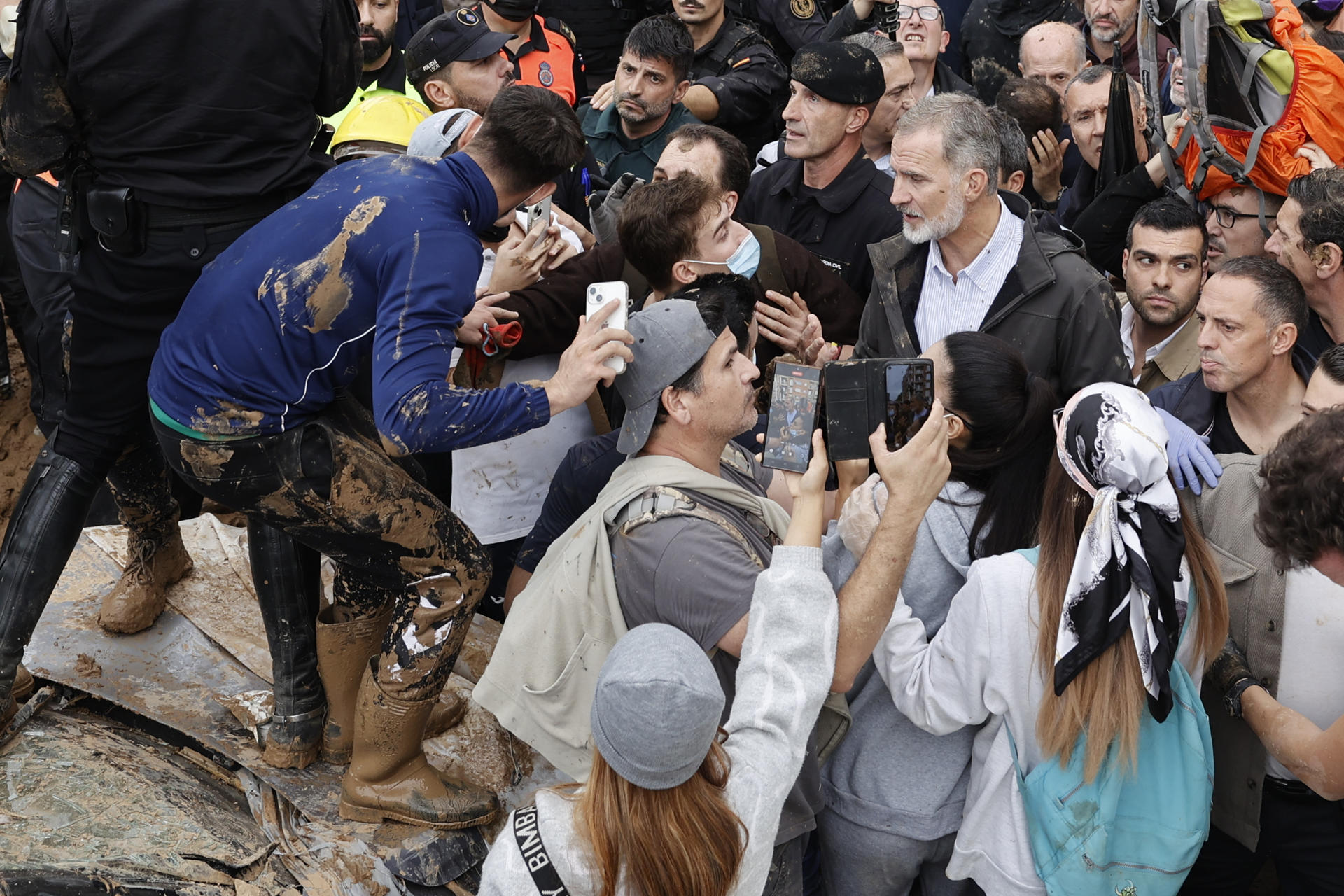 VIDEO: indignados vecinos afectados por la tragedia arrojaron barro a Felipe VI y Pedro Sánchez