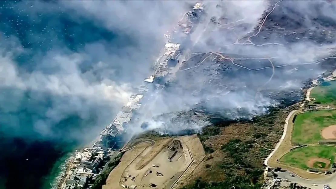 Alarma en California: bomberos combaten peligroso incendio forestal y rescatan a personas de casas en llamas