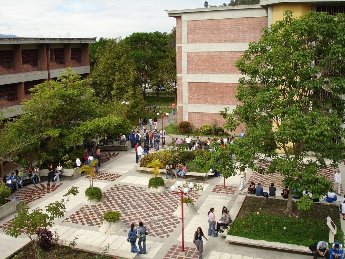 Trabajar o estudiar: el dilema del estudiante universitario golpeado por la crisis en Venezuela