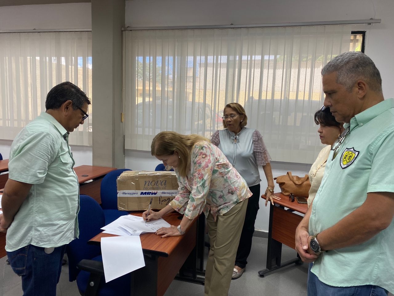 Colegio de Bioanalistas dona nuevas máquinas de laboratorio a la UDO Sucre