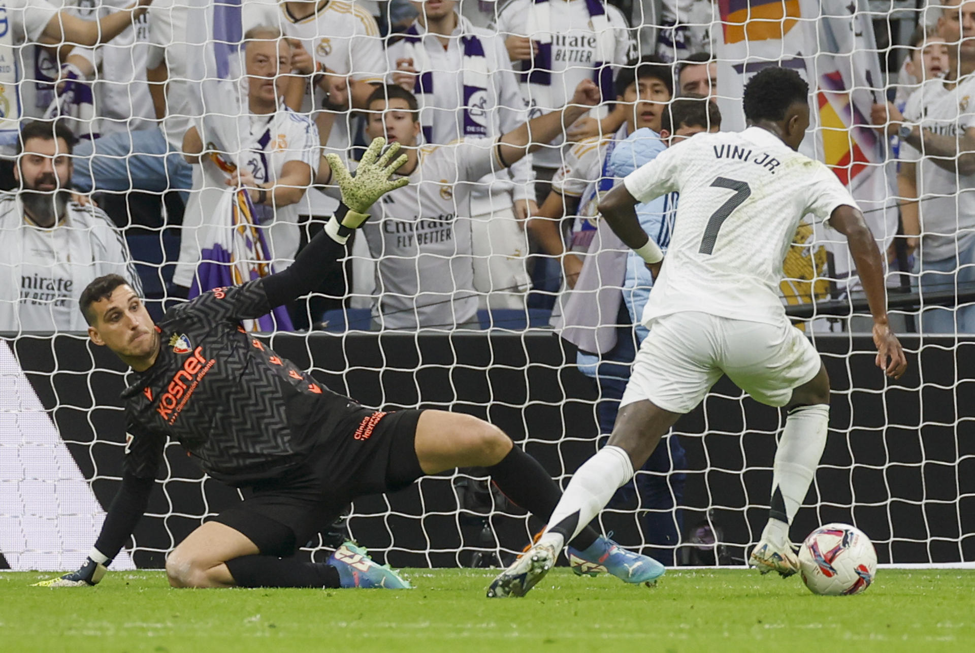 Real Madrid cortó su mala racha con una goleada ante Osasuna y triplete de Vinicius