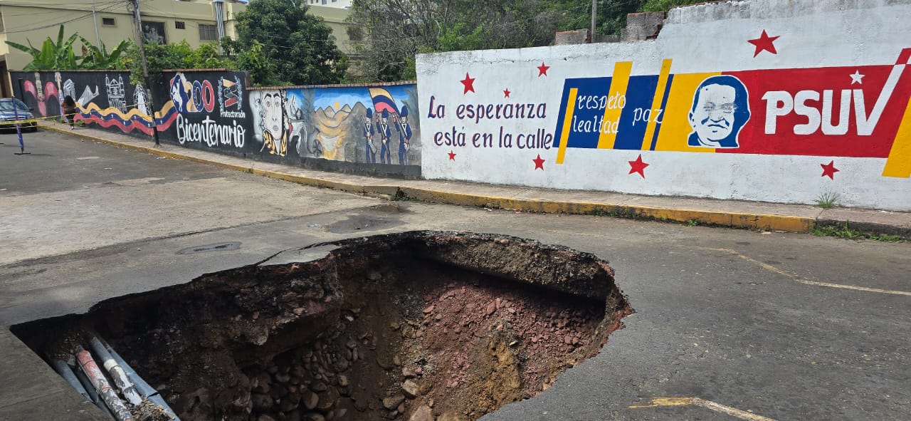 Una tronera que lleva a la dimensión desconocida se abrió en la carrera 5 de Táriba… y la alcaldía ni se asoma a verla